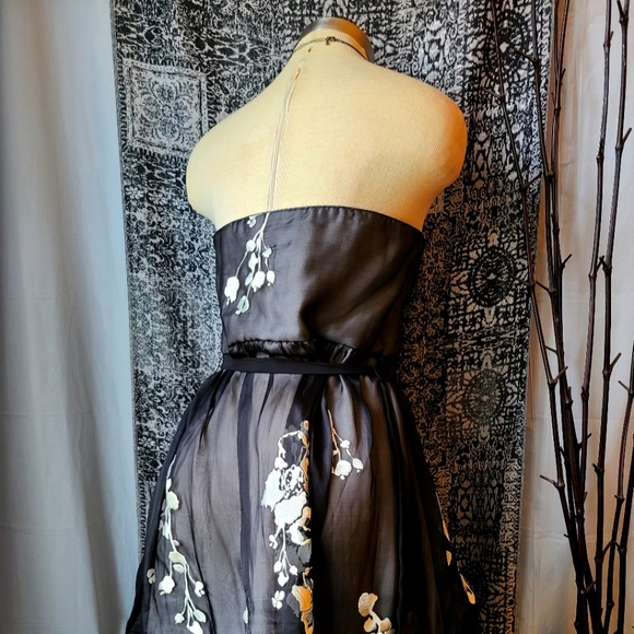 WHBM...STUNNING DRESS - Picture 3 of 8